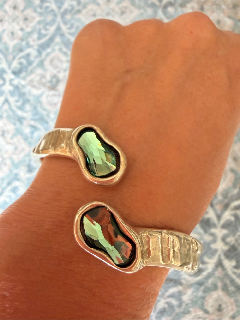 UNO de 50 Silver Open Cuff Bracelet with Green Iridescent Stones - Picture 6 of 6